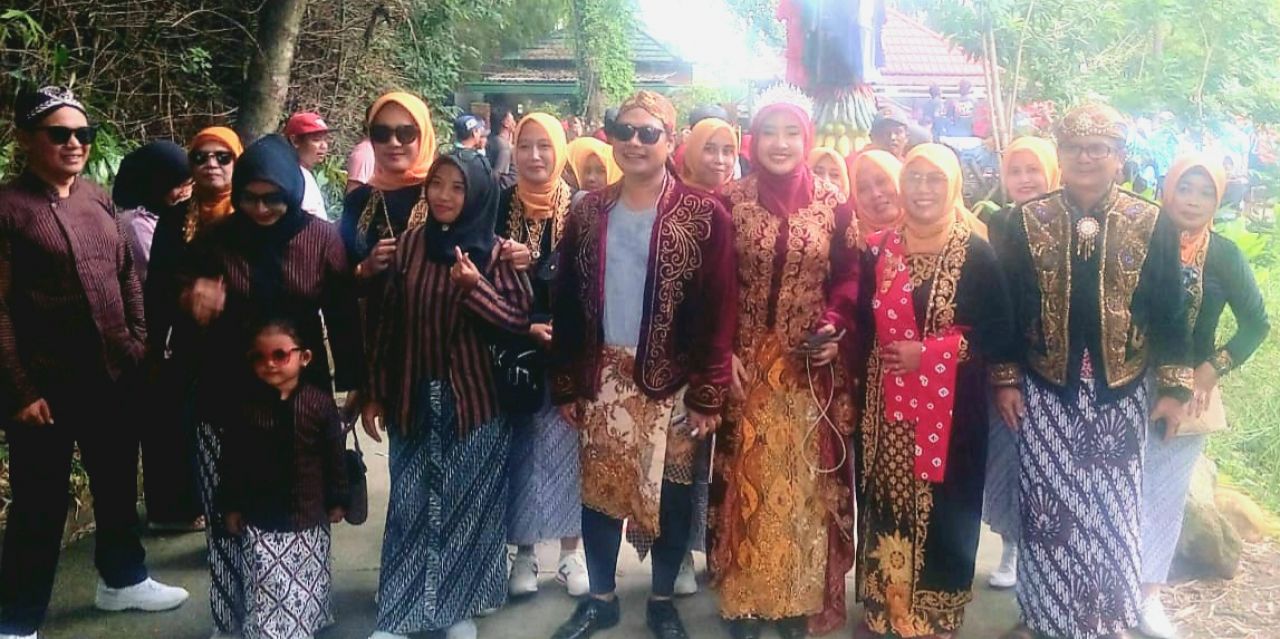 Kompak : Kades Kaligoro Heri Dwi Raharjo bersama istri mengenakan baju adat Jawa ikuti kirab gunungan keliling desa (Doc//Hartono_beritaformat.com)