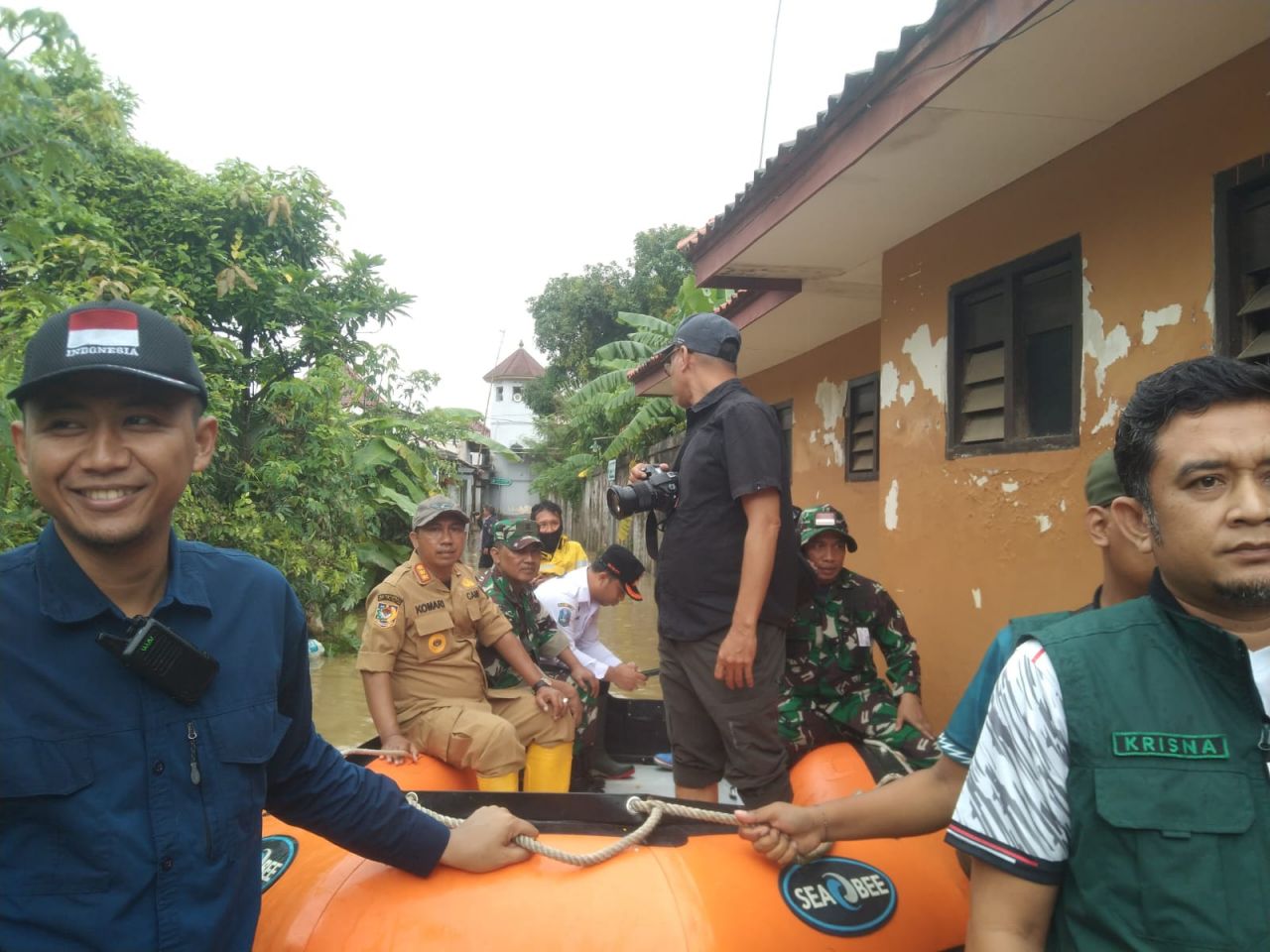 Kunjungi : Dandim 0829/Bangkalan Letkol Inf Nanang Fahrur Rozi, S.Pd., dampingi Pj Gubernur Jatim Ady Karyono kunjungi korban banjir di dua kecamatan menggunakan perahu karet