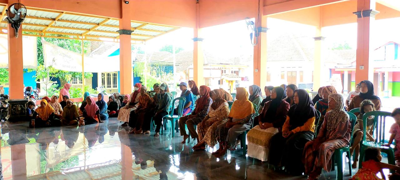 Perangi Narkoba : warga Desa Karang Asem dan Anggota IKAPPI antusia mengikuti sosialisasi P4GN di aula balaidesa Katang Asem