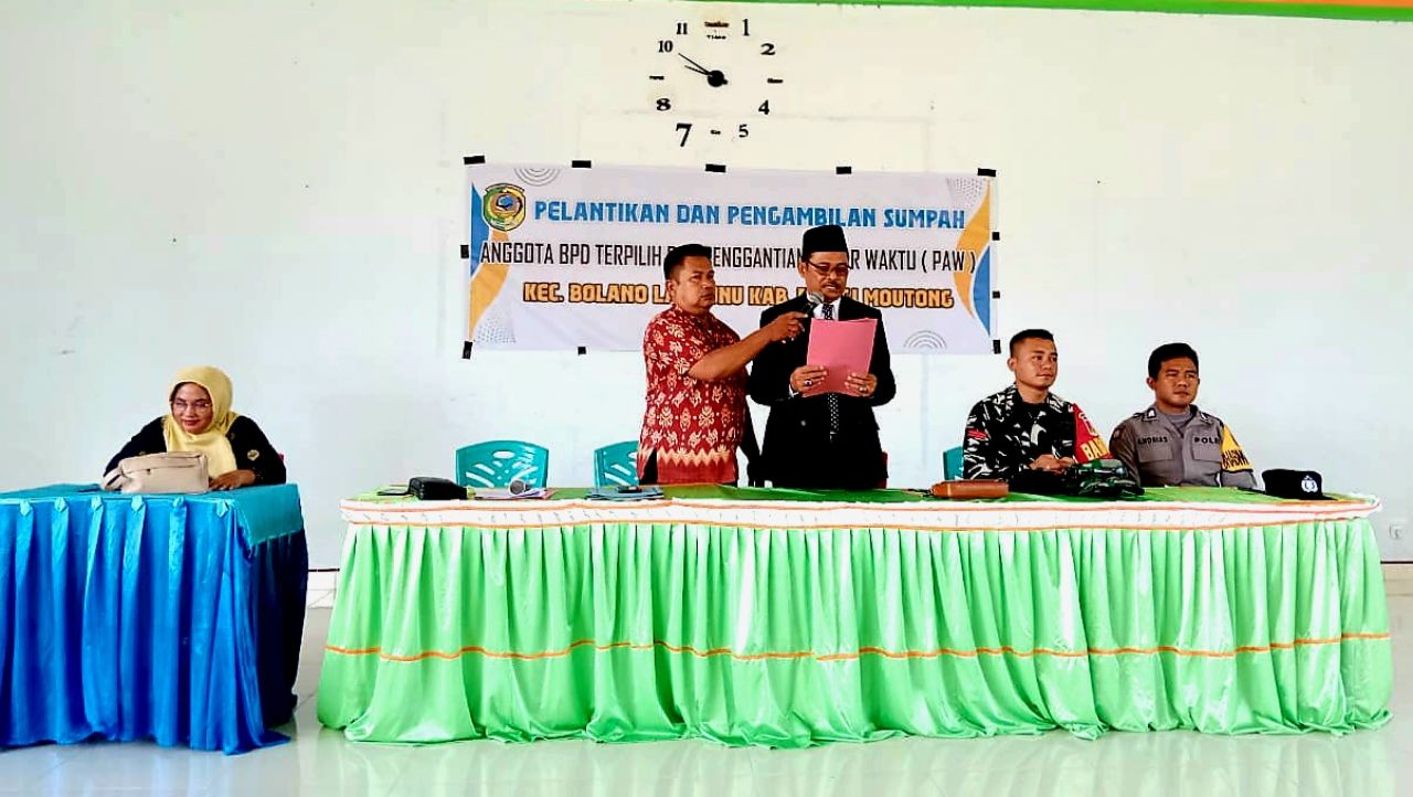 Bacakan : Pembacaan naskah pelantikan anggota BPD terpilih dan anggota BPD PAW oleh Camat Bolano Lambunu Sodik Hamzah