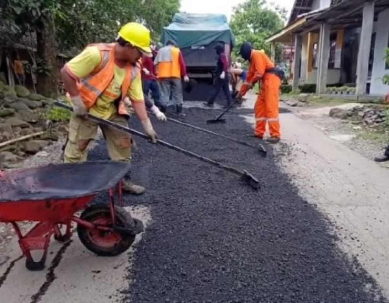 Tambal : petugas dari Dinas PUPR Kabupaten Jombang gerak cepat perbaiki jalan berlubang untuk kenyamanan pengguna jalan yang akan mudik dan liburan pada lebaran 1445H (doc.DPUPR_Kab.Jombang/Darmanto_beritaformat.com)