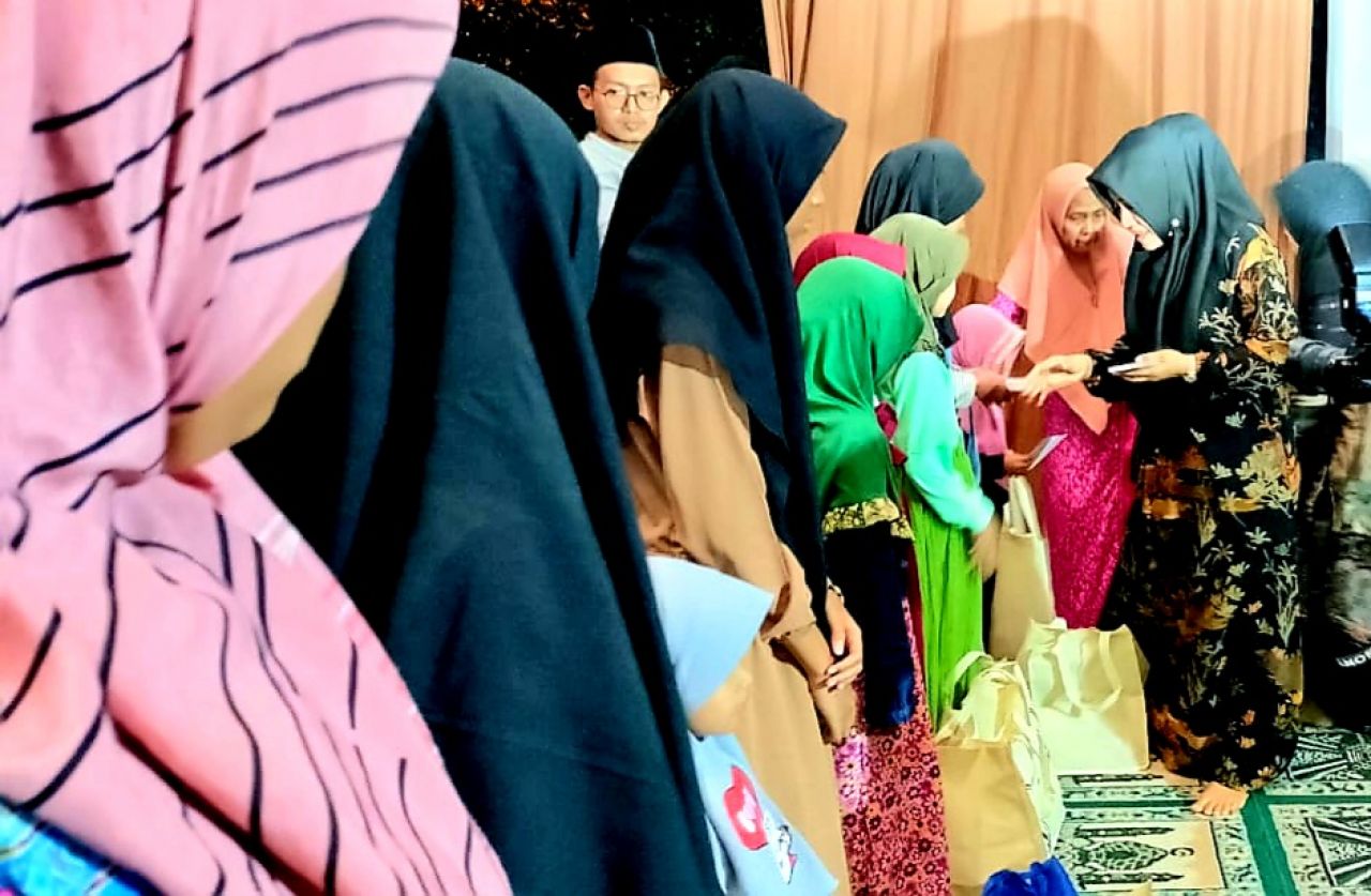 Berbagi : dr.Ikhfina Fahmawati,M.Si., berikan santunan pada anak yatim di Pendopo Kecamatan Pacet