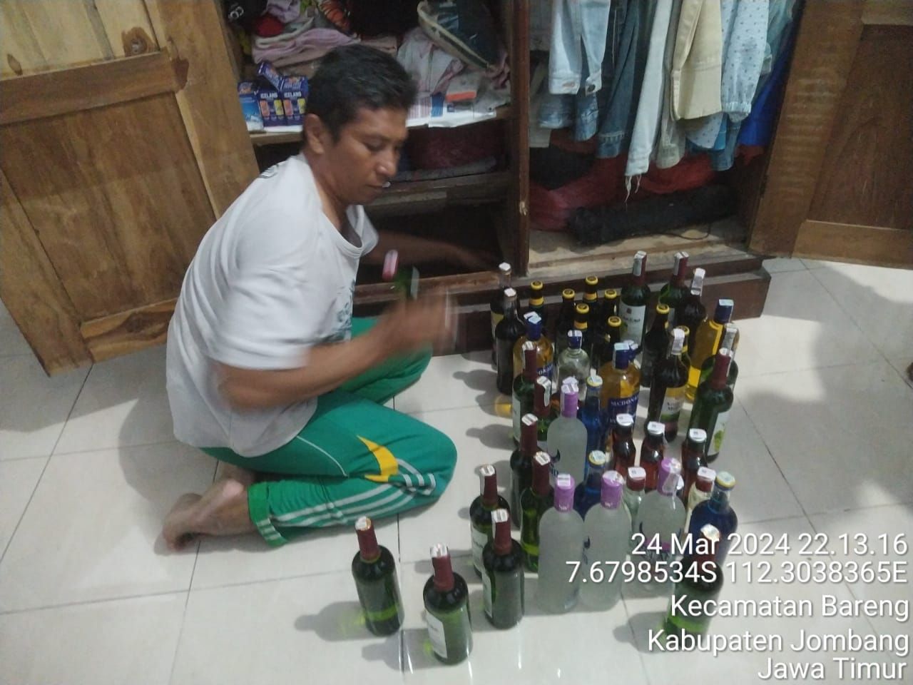 Miras : salah satu tersangka yang di amankan tim Saber Miras Polres Jombang menyembunyikan miras di almari pakaian (doc.humasresjombang/Darmanto_beritaformat)
