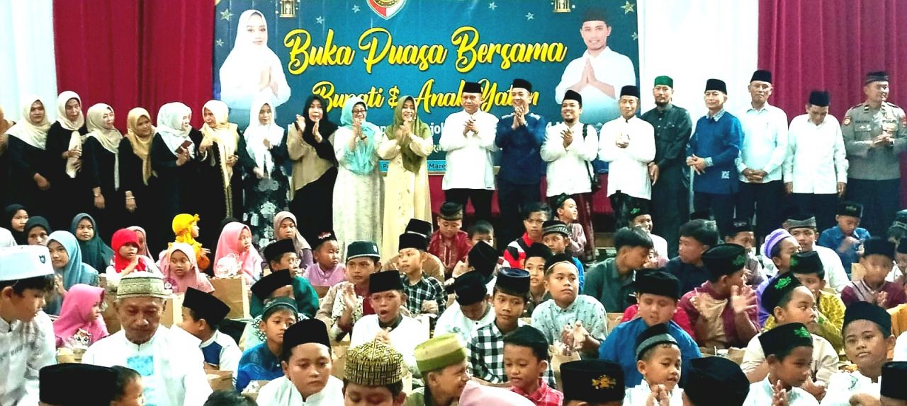 Meriah : Bupati Mojokerto dr.Ikhfina Fahmawati,M.Si., (kerudung hijau tengah) didampingi Nurul Istiqomah (kiri), Sekda Kab.Mojokerto Teguh Gunarko (baju koko putih kanan) dan Camat Pungging Amzar Azhari Siregar (baju koko biru) saat menghadiri buka puasa 