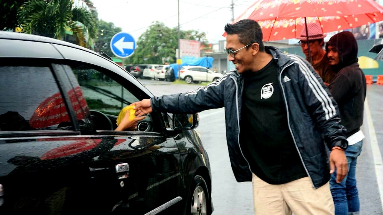 Bagikan : Ketua PBC, Jecko, semangat membagikan bingkisan takjil pada pengguna jalan yang melintas didepan Koramil Pacet (doc.pbc/zies_beritaformat.com)