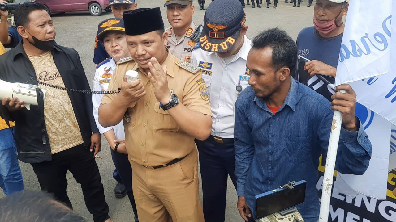 Jawab : Camat Dukuhseti menjawab beberapa tuntutan warga yang demo di halaman kantor kecamatan (doc.Ali.G/Boed_beritaformat.com)