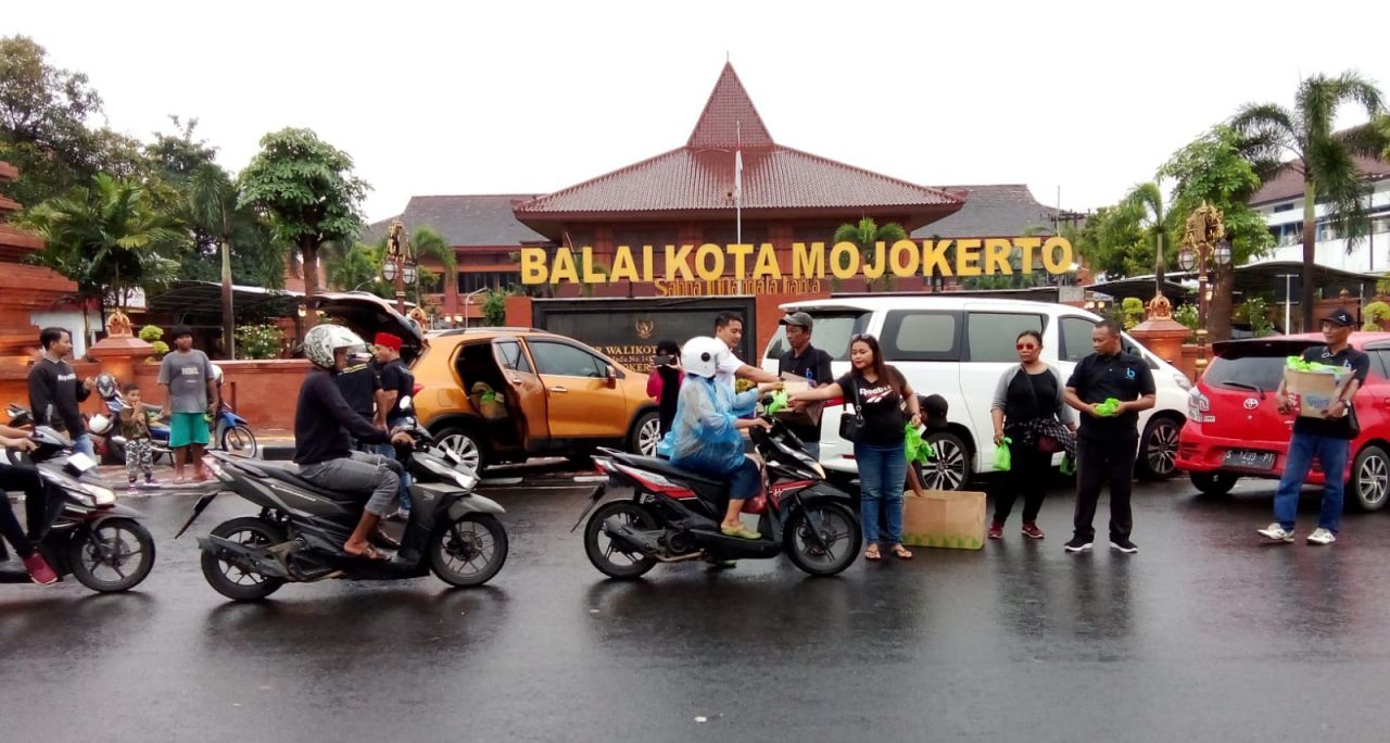 Berbagi : jurnalis beritaformat.com membagikan takjil ke pengguna jalan yang melintas di depan Pemkot Mojokerto (doc.div.humas_beritaformat.com)
