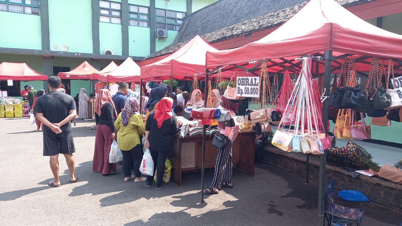 Bazar : Gelaran Bazar Ramadhan Berkah yang digagas oleh Kodim 0619/PWK disambut antusias oleh pegiat UMKM, pemerintah, swasta dan masyarakat (doc.humasdim0619/V_to_beritaformat.com)