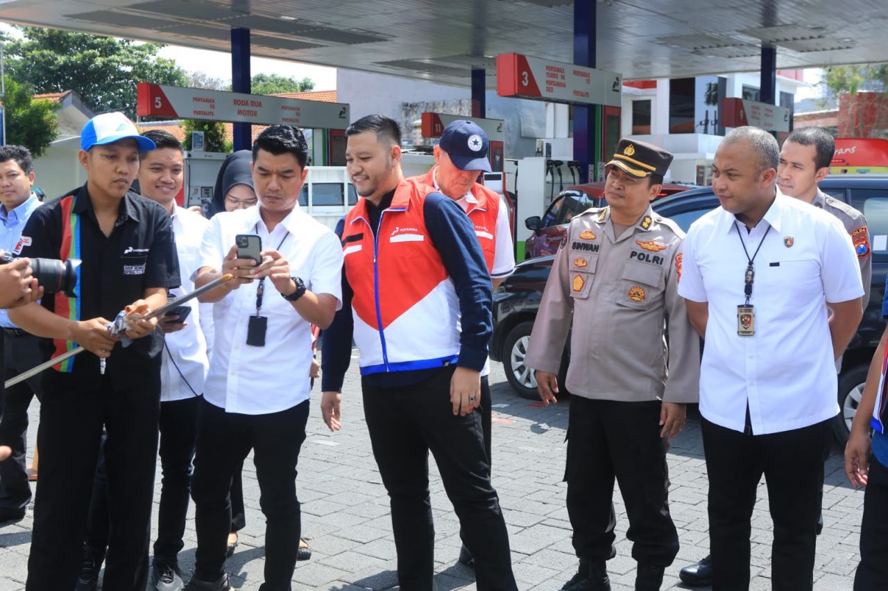 Cek : Petugas gabungan cek kadar air dalam tangki pendam BBM pada 2 SPBU milik pertamina dan swasta (doc.humaspoldajatim_beritaformat.com)