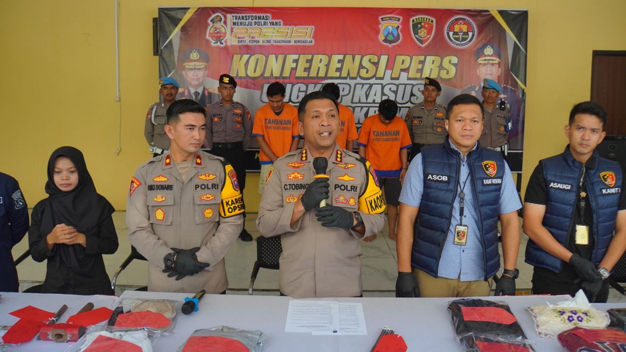 Pers rilis : Kapolresta Sidoarjo Kombes. Pol. Christian Tobing saat menyampaikan hasil perkembangan kasus penganiayaan (doc.humasrestasidoarjo_beritaformat.com)
