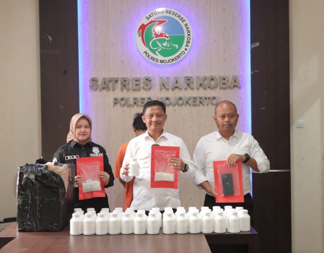 Gelar : AKP Marji Wibowo,S.H., saat menunjukkan barang bukti dihadapan awak media terkait keberhasilam ungkap kasus pengedar pil koplo (doc.humasresmjk/Erick_beritaformat.com)