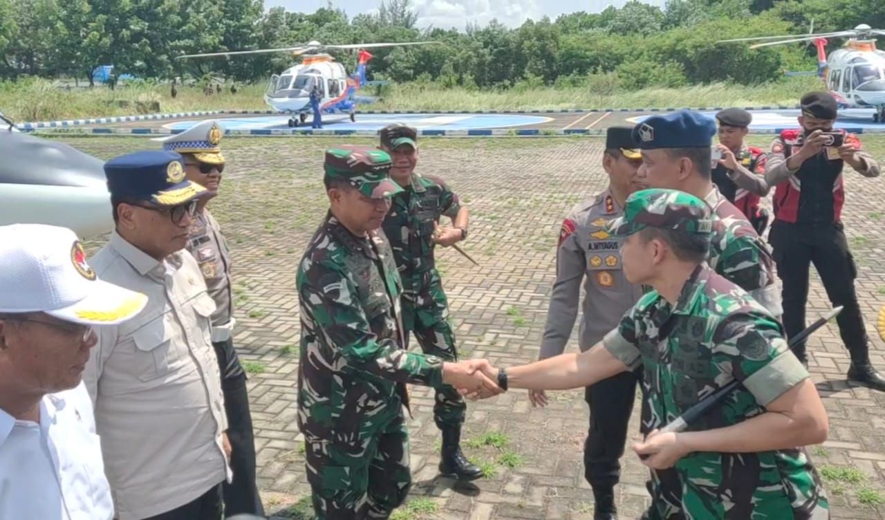 Sambut : Kedatangan Panglima TNI Jendral Agus Subianto bersama rombongan disambut oleh Mayjen TNI Mohammad Fadjar, MP., ICT., Pangdam III/SLW (doc.humasDam3SLW/Vito_beritaformat.com)
