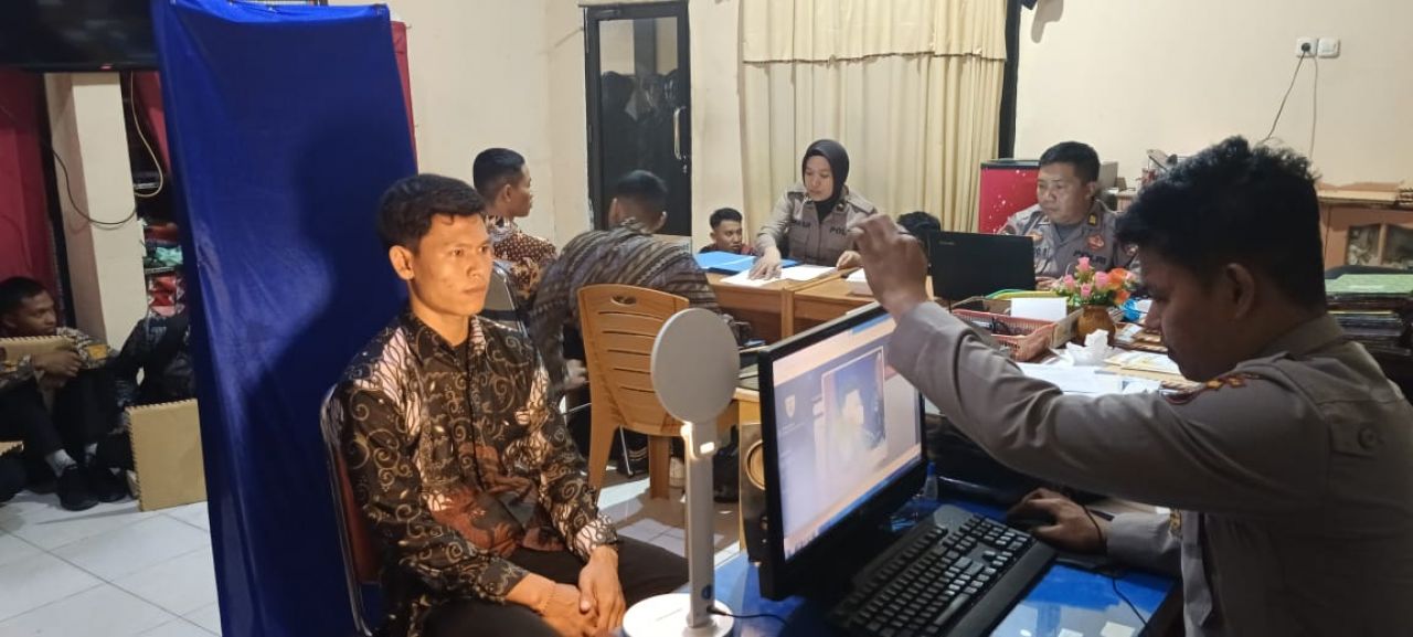 Daftar : Salah satu peserta pendaftaran calon Tamtama, Bintara dan Perwira Polri dari Polres Parigi Moutong melakukan tes kesehatan (doc.humasresparimo/Asri_beritaformat.com)