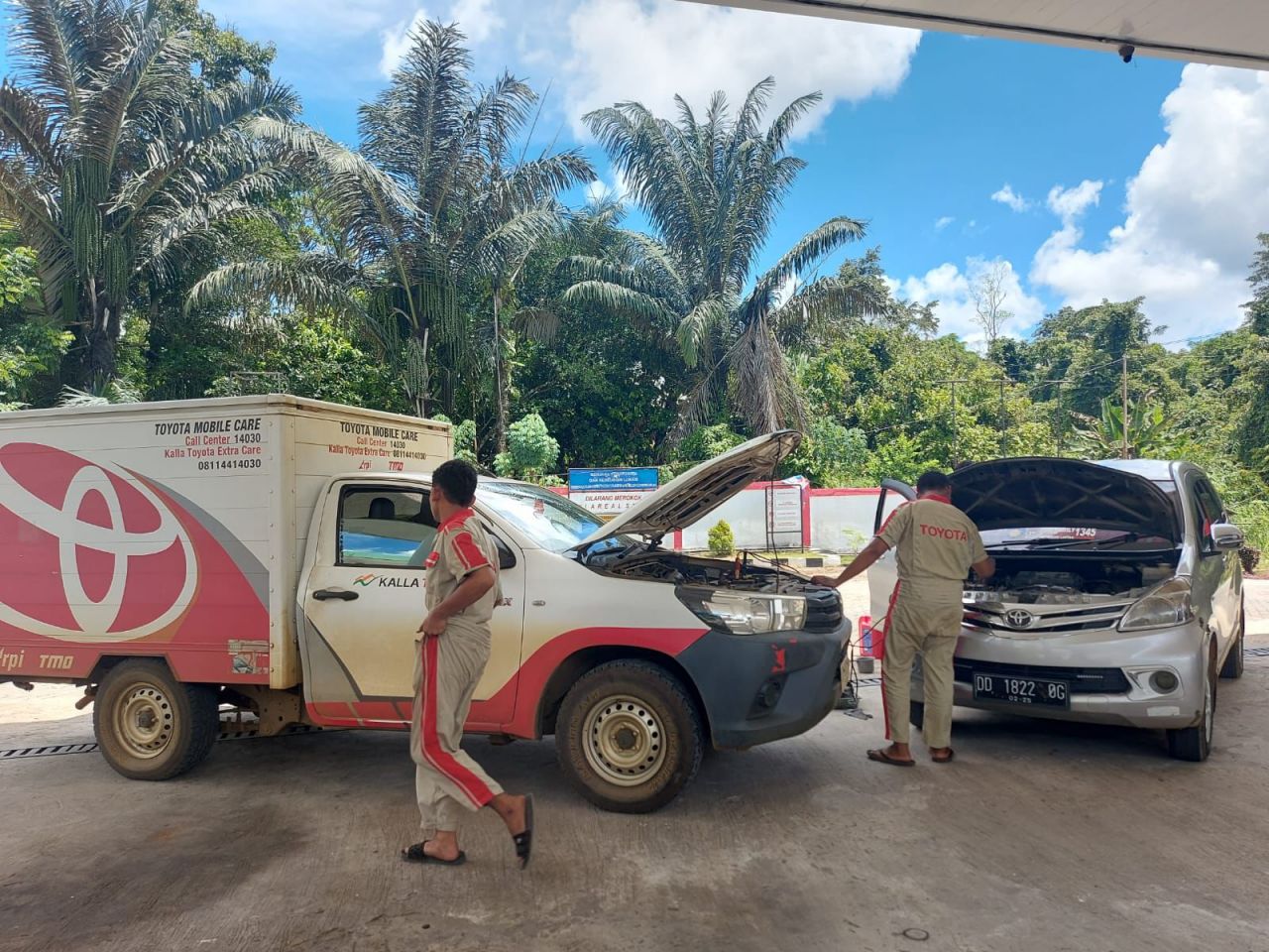 Tanggung Jawab : Pihak SPBU Wasuponda langsung merespon mobil konsumen yang mengalami mogok pasca isi BBM Pertalite dengan memanggil mekanik dari Toyota untuk mendapatkan perbaikan (doc.redaksi_beritaformat.com)
