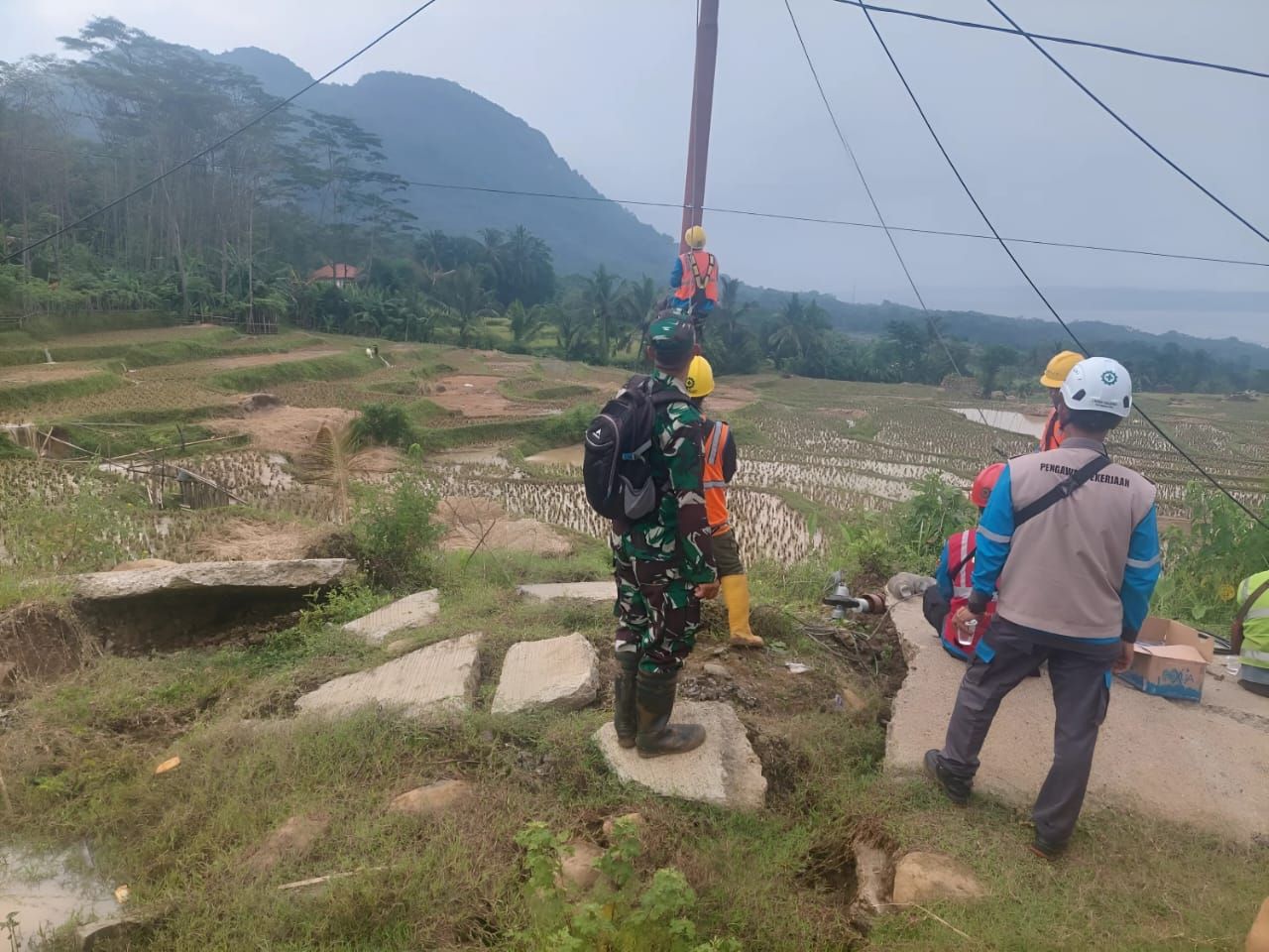 Cek : Serda Gugun Gunawan Babinsa Koramil 1906/SKT mengecek retakan jalan akibat pergeseran tanah di kampung Cibodas dan kampung Panyindangan (doc.penDim0619-PWT/V-To_beritaformat.com)