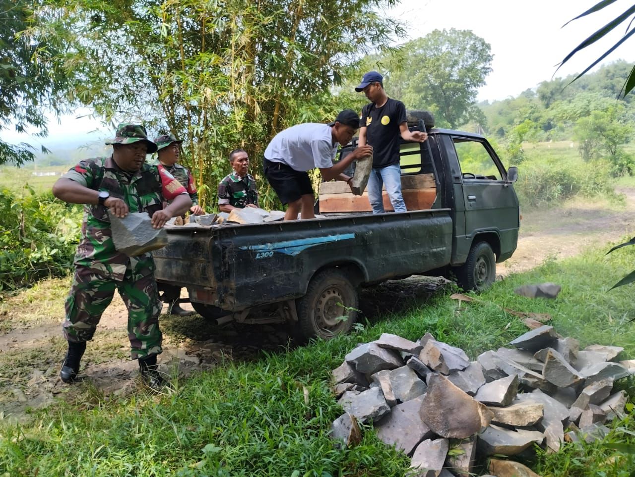 TMMD : Serda Hendra Rosadi Babinsa Desa Garudug bersama warga bahu membahu memperbaiki akses jalan yang rusak (doc.penDim0619-PWK/V-To_beritaformat.com)
