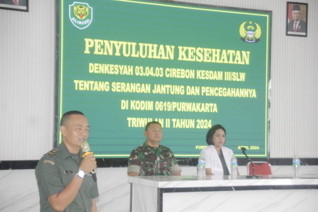 Sosialisasi : Karumkitban Gunung Putri 03.08.03/Purwakarta Lettu CKM (K) dr. Sri Wahyuni.M berikan materi tentang pencegahan dan penanganan serangan jantung di Aula Makodim 0619/PWK (doc.Pendim/V-To_beritaformat.com)