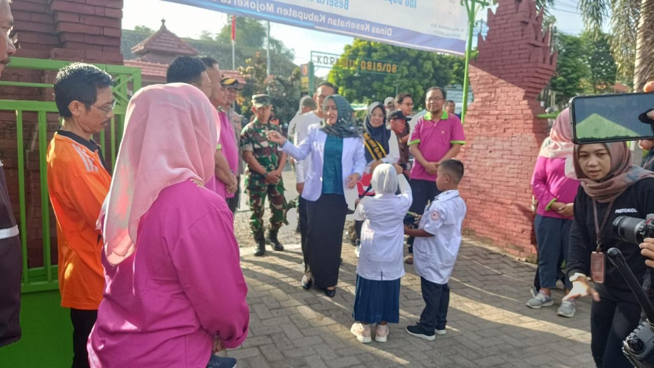 Sambut : Bupati Mojokerto dr. Ikhfina Fahmawati disambut dokter cilik dari siswa siswi PAUD yang hadir (doc.humaskab.mjk/Erick_beritaformat.com)