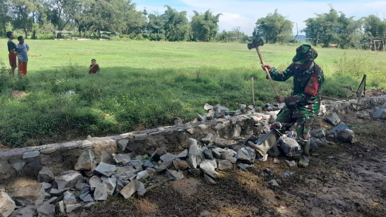 Pra-TMMD : anggota Koramil 1901/WNY, Kodim 0619/PWK gotong royo bersama masyarakat dan Pemdes Gurudug perbaiki drainase (doc.pendim0619-PWK/V-To_beritaformat.com)