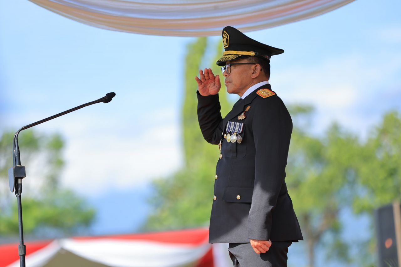 Pimpin : Kakanwil Kemenkumham Jawa Timur Heni Yuwono menjadi inspektur upacara pada peringatan Hari Bakti Pemasyarakatan ke-60 yang dilaksanakan dilapangan Lapas Kelas I Surabaya (doc.humaskanwilkumham.jatim/Darmanto_beritaformat.com)