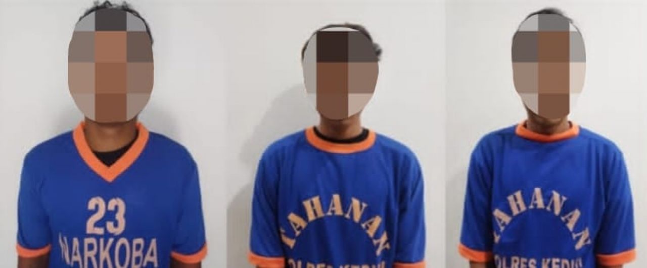 Tangkap : 3 terduga pelaku pengedar Pil Dobel L yang berhasil di amankan petugas Satresnarkoba Polres Kediri (doc.penmasres.kediri/darmanto_beritaformat.com)