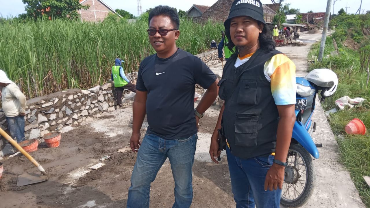 Target : awak media bersama Eko pelaksana pekerjaan rekonstruksi jalan ruas Ngingasrembyong-Keprabon (doc.harry-sag_beritaformat.com)