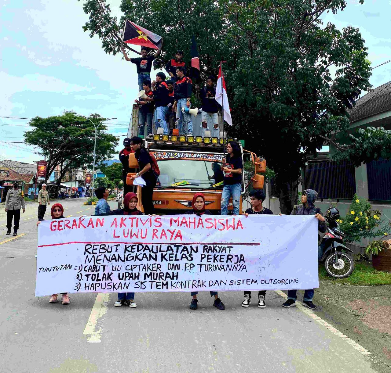 Aksi : Sejumlah Mahasiswa yang tergabung dalam GAM-LR melakukan aksi unjuk rasa dalam rangka memperingati Hari Buruh Internasional (doc.aswin_beritaformat.com)