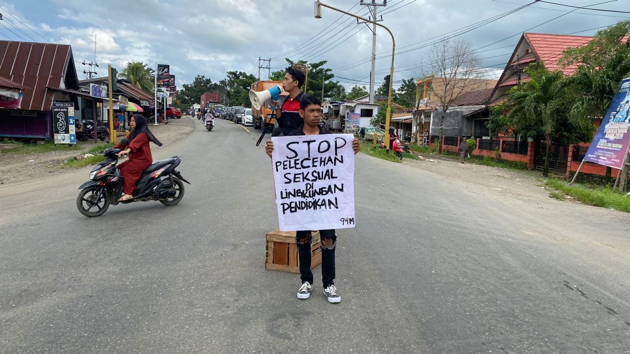 Aksi : 3 Mahasiswa kader GAM-LR melakukan aksi damai peringati Hardiknas dengan mengusung isu pelecehan seksual dilingkungan pendidikan (doc.GAM-LR/boed_beritaformat.com)