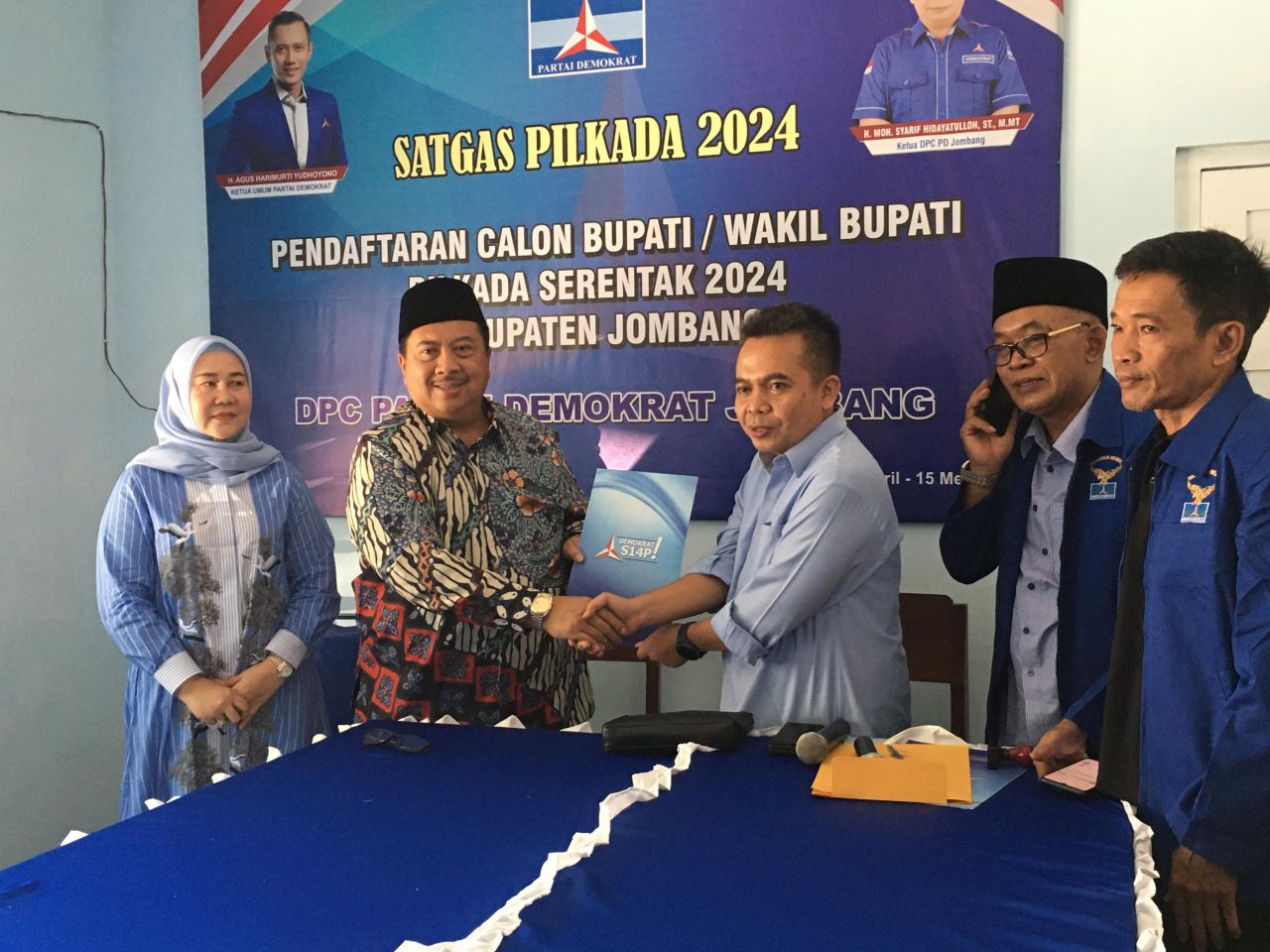 Serahkan : Warsubi menyerahkan berkas persyaratan pendaftaran calon kepala daerah ke Ketua DPC Partai Demokrat Kab. Jombang (doc.darmanto_beritaformat.com)