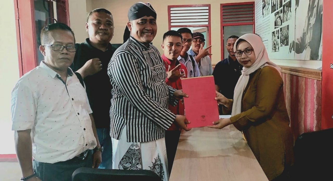 Serahkan : Bhramastyo menyerahkan berkas dan formulir pendaftaran dirinya ke Tim Penjaringan calon kepala daerah DPC PDIP Kota Mojokerto (doc.erick_beritaformat.com)