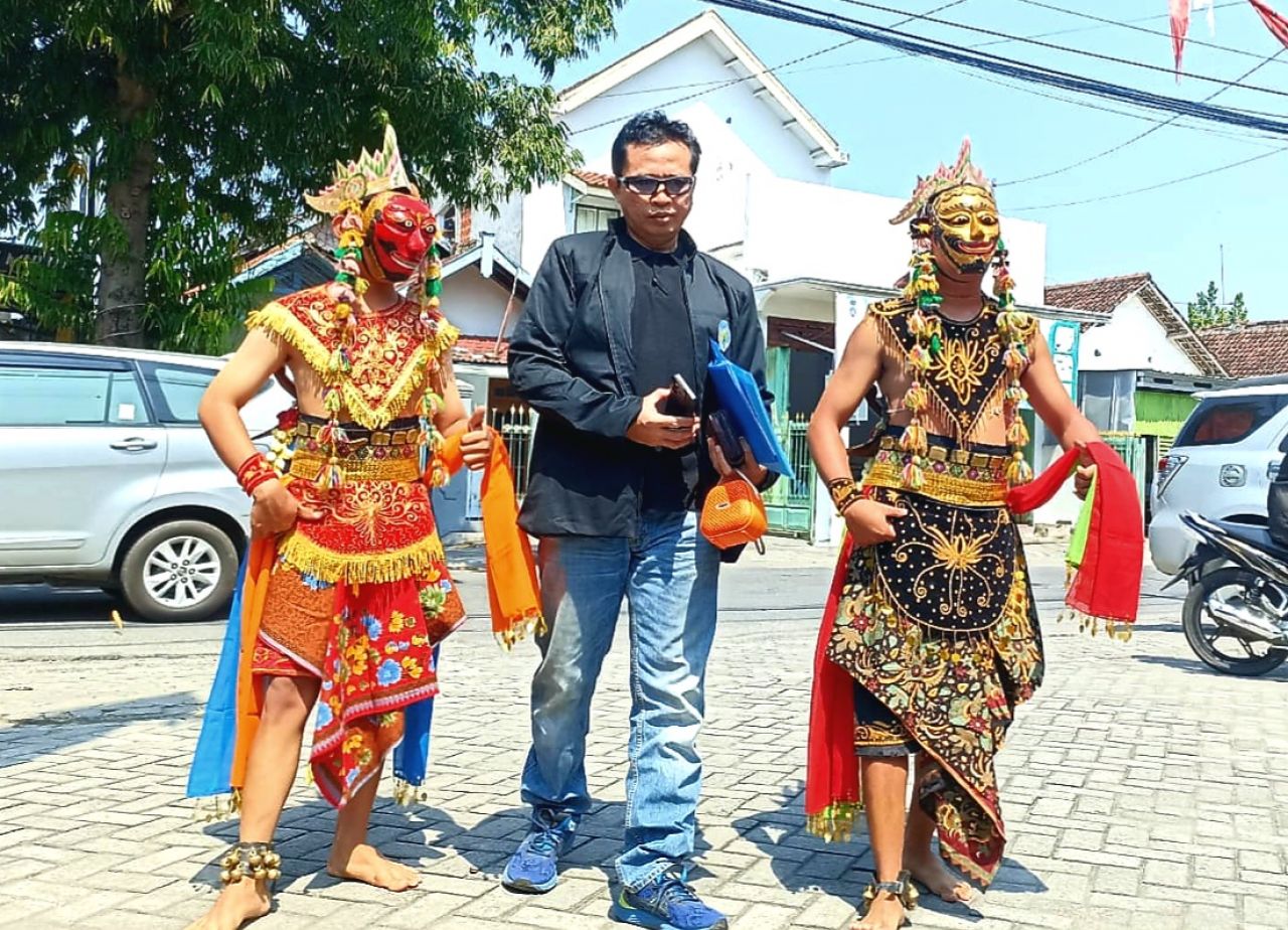 Unik : Mas Hakim datangi kantor DPC PDIP Kab. Jombang untuk mendaftar sebagai calon kepala daerah didampingi 2 pemain Wayang Topeng Jati Duwur (doc.darmanto_beritaformat.com)