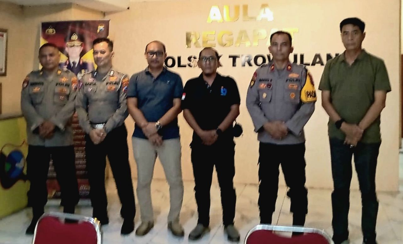 Klarifikasi : foto bersama Pimpinan Redaksi beritaformat.com Mukti Wijaya, Kapolsek Trowulan Kompol Margo dan jajaran, sesaat usai melakukan klarifikasi pemberitaan (doc.redaksi_beritaformat.com)