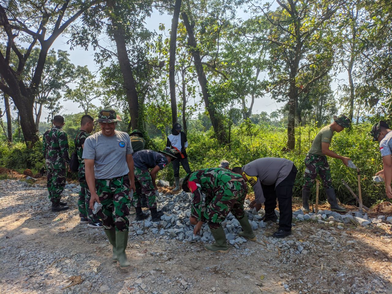 Kompak : Anggota Kodim 0619/PWK jajaran bersama Polri dan masyarakat turut aktif dalam TMMD ke 120 di Desa Gurudug (doc.pendim/V-to_beritaformat.com)