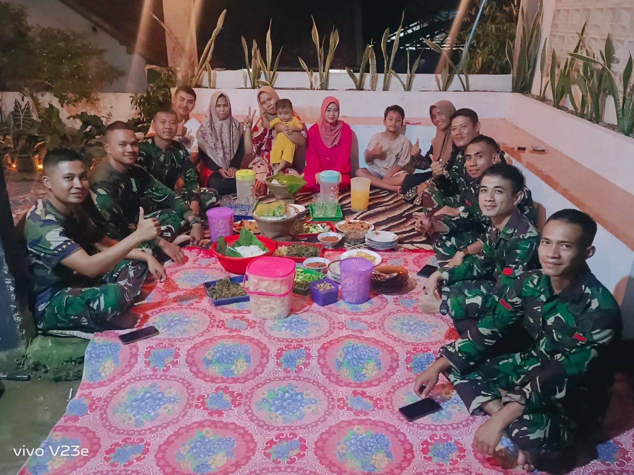 Silaturrahmi : Dandim 0619/PWK melalui Lettu Arh Fandy bersama anggota TMMD ke 120 berkunjung ke salah satu rumah warga kampung Citalaksana (doc.pendim/V-to_beritaformat.com)