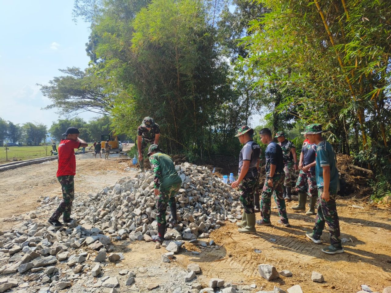 Gotong royong : Pasiter Kapten Inf Erick Faisal Perwira Pengawas TMMD Kodim 0619/PWK bergotong royong bersama warga melakukan pengecoran jalan dalam giat TMMD ke 120 di Desa Gurudug (doc.pendim0619-PWK/V-to_beritaformat.com)