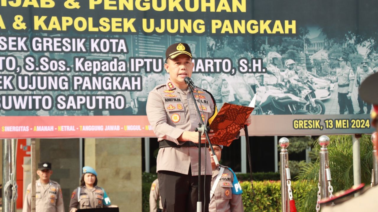 Pimpinan : Kapolres Gresik AKBP Adhitya Panji Anom memimpin sertijab dua pejabat Polsek jajaran Polres Gresik di halaman Mapolres Gresik (doc.penmas.res.gresik/dwi_beritaformat.com)
