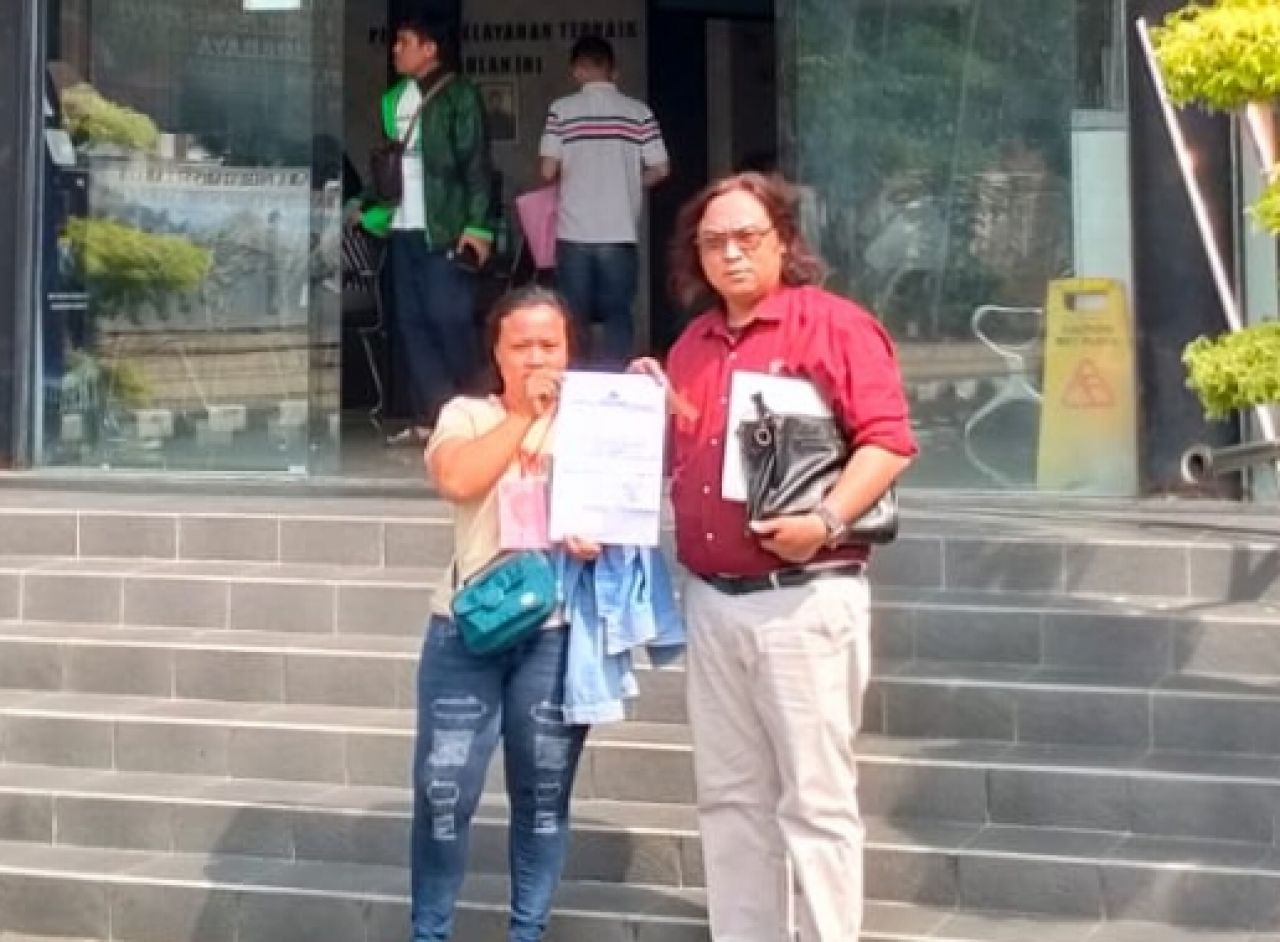 Lapor : Ibu kandung korban didampingi pengacara melaporkan AR ke Polrestabes Surabaya (doc.tim/redaksi_beritaformat.com)