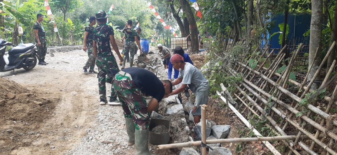 TMMD : Letkol Inf Ardiansyah selaku Dandim 0619/PWK saat bersama masyarakat melaksanakan giat TMMD di Desa Gurudug