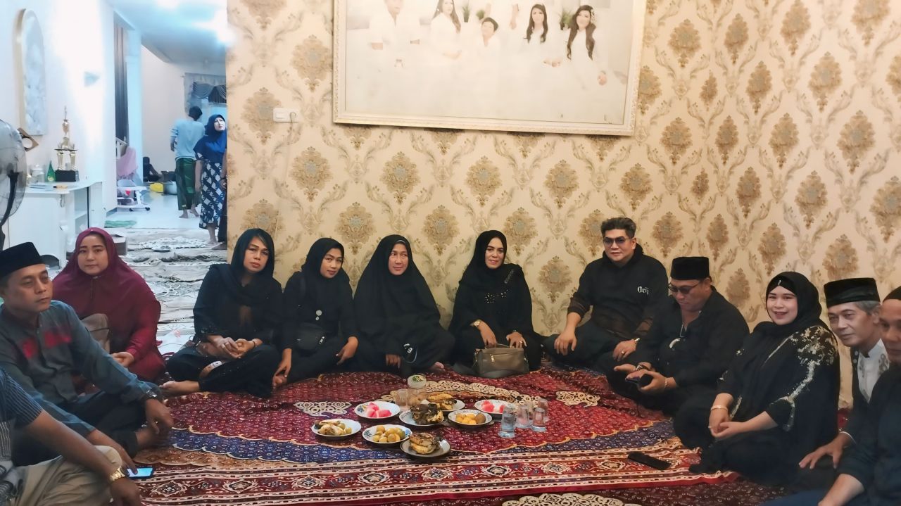 Solidaritas : DPC PAMDI Sidoarjo bersama Dr.Benjamin Kristianto, MARS dan senior seniman Sidoarjo Jolo Linglung berbaur dengan warga mendoakan kepergian ayah Via Vallen dirumah duka (doc.azies_beritaformat.com)