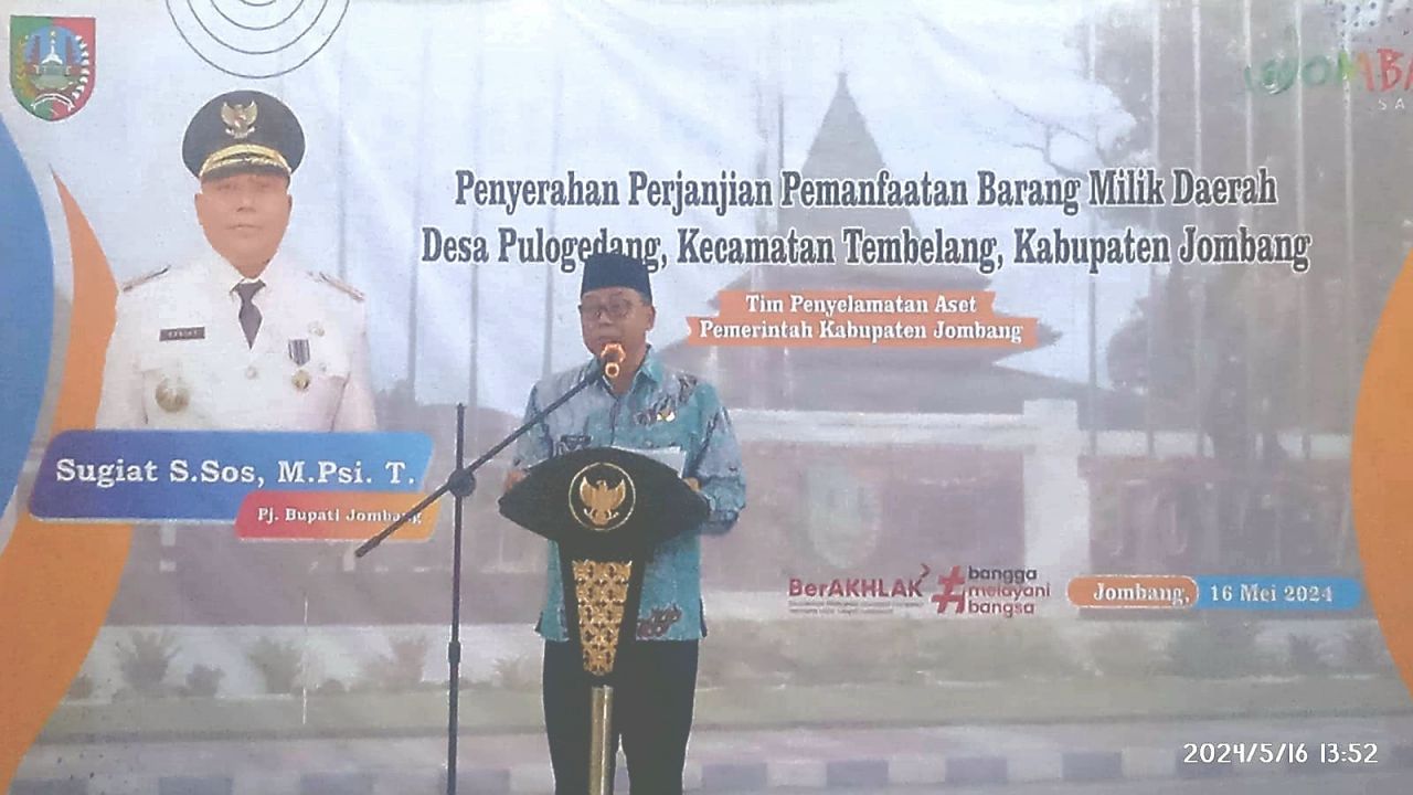 Pj. Bupati Jombang : Sugiat saat memberikan sambutan pada acara penyerahan perjanjian pemanfaatan barang milik daerah di aula balaidesa Pulogedang (doc.darmanto_beritaformat.com)