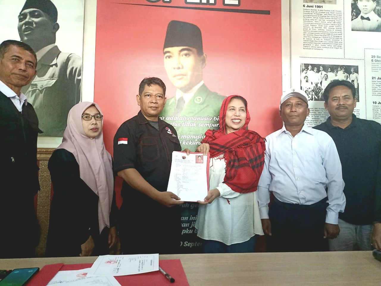 Peni menyerahkan dokumen persyaratan pendaftaran Bacawali Kota Mojokerto ke panitia seleksi DPC PDIP Kota Mojokerto (foto : erick_beritaformat.com)