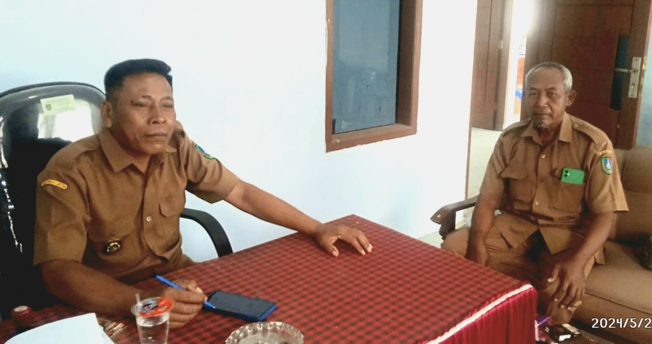 Kades Kedungturi Sugito bersama Kasun Karang Tengah saat menemui awak media di kantor desa (foto : darmanto_beritaformat.com)