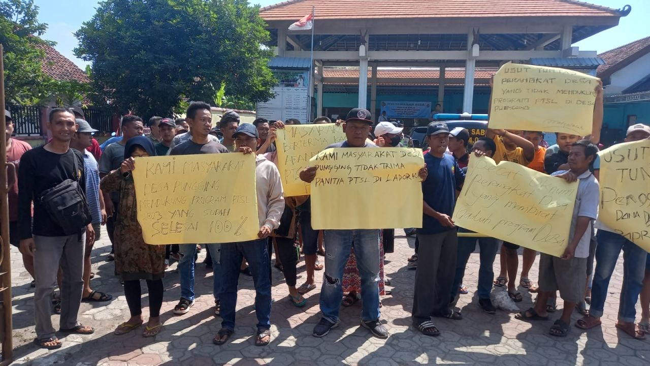 Massa menggelar aksi damai didepan kantor balaidesa Pungging menuntut salah satu oknum perangkat desa dipecat (foto : erick_beritaformat.com)