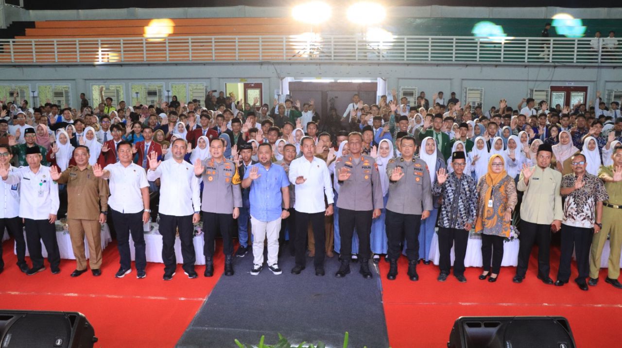Ditresnarkoba Polda Jawa Timur bersama Polres jajaran,siswa dan santri saat menggelar sosialisasi pencegahan peredaran Narkoba dikalangan siswa dan santri se-Jawa Timur (foto: penmaspoldajatim/dwi_beritaformat.com)