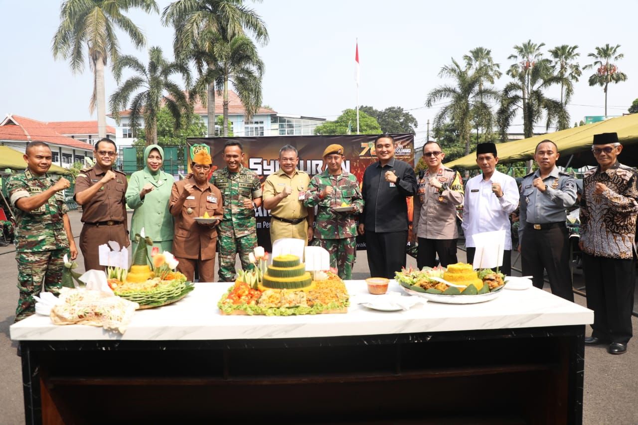 Raja Aibon Kogila bersama jajaran anggota Kodim 0619/PWK dan tamu undangan memotong tumpeng sebagai bentuk penghormatan dalam rangka memperingati HUT Kodam III/Siliwangi ke-78 (foto : pendim0619pwk/v-to_beritaformat.com)