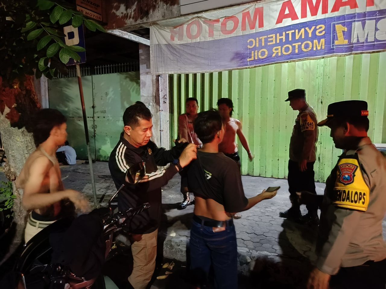 Petugas dari Polres Jombang dan Polsek jajaran memeriksa salah satu remaja dan memastikan tidak ada barang berbahaya yang dibawah untuk mengantisipasi gangguan kamtibmas (foto : penmasresjbg/darmanto_beritaformat.com)