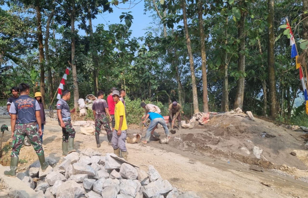 Anggota satgas TMMD ke 120 Kodim 0619/PWK memaksimalkan pembangunan drainase warga (foto : pendim0619-pwk/v-to_beritaformat.com)