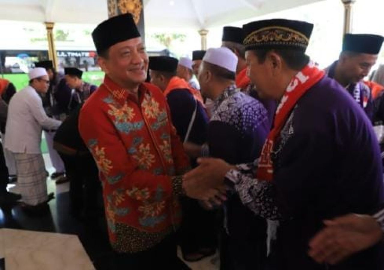 Sekdakab Jombang Agus Purnomo,S.H.,M.Si., saat memberikan ucapan selamat kepada CJH Jombang yang akan berangkat menunaikan ibadah haji (foto : darmanto_beritaformat.com)