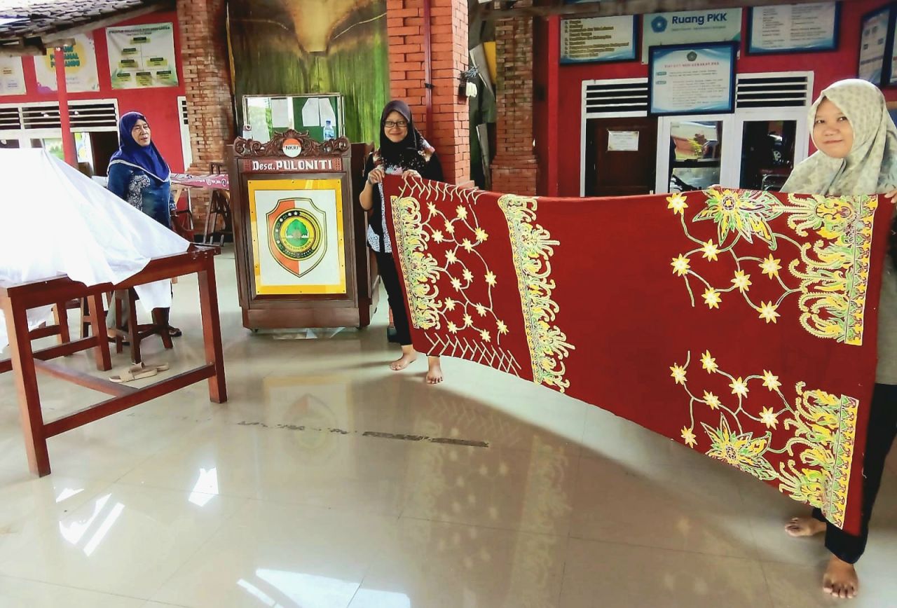 Hasil karya kelompok pengrajin batik tulis sanggar batik nities binaan Pemdes Puloniti (foto : sag-harry_beritaformat.com)