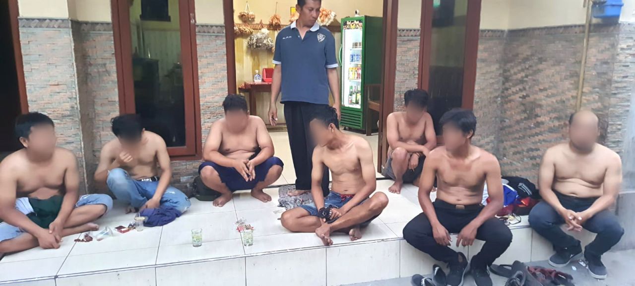 7 orang peminum yang kedapatan menenggak miras dilokasi penjual miras (foto : penmasresjbg/darmanto_beritaformat.com)